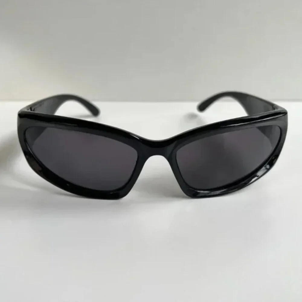 y2k 2000s vintage style black surfer sporty sunglasses